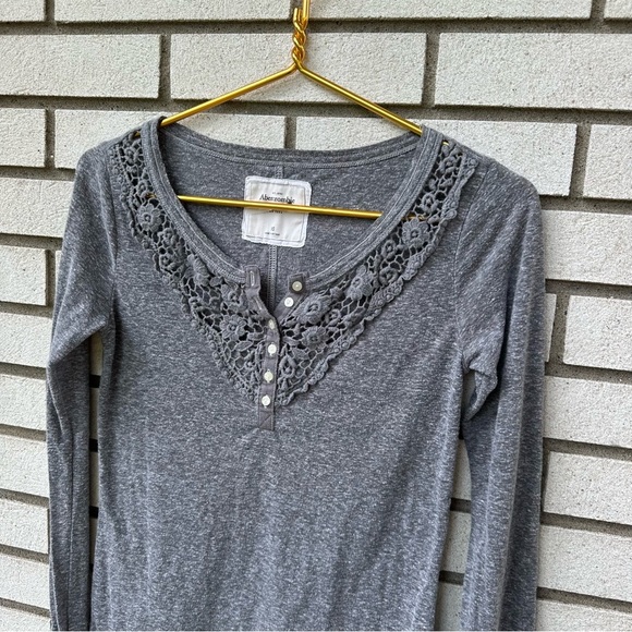 Abercrombie Gray Crochet Henley Thermal Long Sleeve Y2K XS Feminine Boho Cozy - Picture 2 of 9